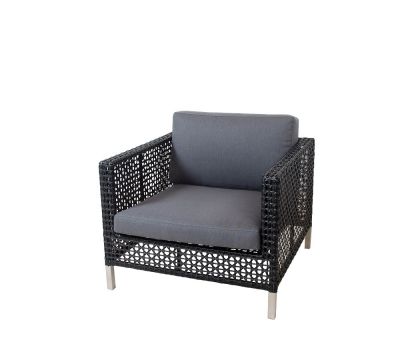 Cane-Line Connect Loungesessel mit grauen Kissen, Rattan-Optik und silbernen Füßen für den Außenbereich.